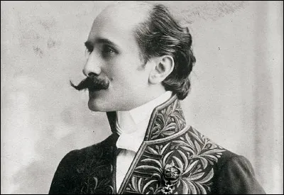 ''C'est un roc ! ... c'est un pic ! ... c'est un cap ! Que dis-je, c'est un cap ?  C'est une péninsule !'' De quelle pièce d'Edmond Rostand cette tirade est-elle extraite ?
