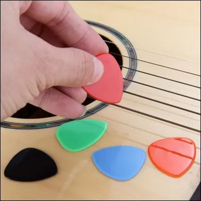 Sous quel nom connait-on mieux le pic, petit accessoire de musique ?