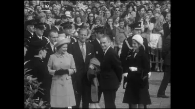 Elizabeth II s'est rendue quatre fois en voyage officiel en France, dont à trois reprises à l'invitation du général de Gaulle :