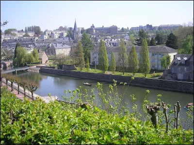 Dans le Calvados, quelle est la spécialité de la ville de Vire ?