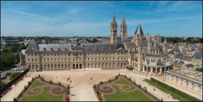 Qui a décidé d'ériger l'Abbaye aux Hommes et l'Abbaye aux Femmes pour plaire au Pape de l'époque ?