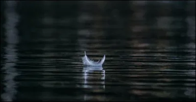 Adjectif signifiant "qui ne fait pas de bruit" :