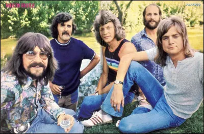 Quel est ce groupe de rock britannique fond&eacute; en 1964 qui fusionne la musique pop rock avec de la musique classique ?