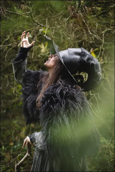 Malheureusement, les Elfes de la Lune ne répondent pas à tes questions, et continuent de tailler des bâtons en t'ignorant. Soudain, leur chef s'approche de toi. Que fais-tu ?