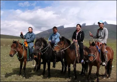 Quel chanteur, stéphanois d'origine, est l'auteur du titre ''Le clan Mongol'' ?