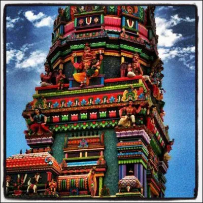 Durant quel mois du calendrier grégorien débute le mois de Vaikāci ?