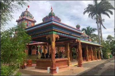 Quel mois suit celui d'Āvaṇi ?