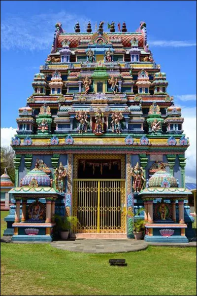 De quelle couleur est le taureau associé à Shiva ?