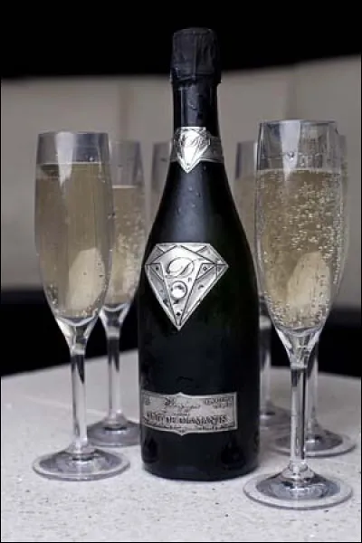 La bouteille de champagne "Goût de Diamants" avec son logo et son étiquette en or blanc massif de 18 carats incrustés de diamants blancs de 19 carats vaut 1,4 millions d'euros.