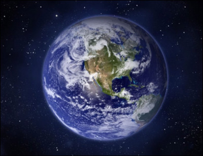 La terre n'est pas ronde, c'est une sphéroïde aplatie vers les pôles.