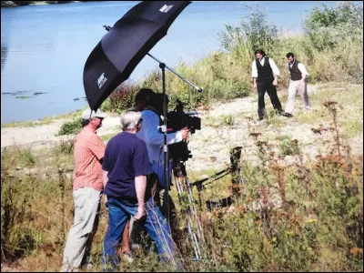 En observant les panneaux de l'exposition, coche les 3 m&eacute;tiers du cin&eacute;ma que tu peux observer.