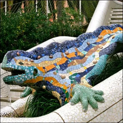 Quel parc public de Barcelone, c&eacute;l&egrave;bre pour ses mosa&iuml;ques de type trencadis, a &eacute;t&eacute; r&eacute;alis&eacute; par Antoni Gaudi et ouvert en 1926 ?