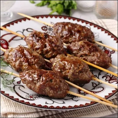 Quel terme arabe d&eacute;signe de mani&egrave;re g&eacute;n&eacute;rique les plats &agrave; base de viande grill&eacute;e dans des pays des anciens empires perses et ottomans ?