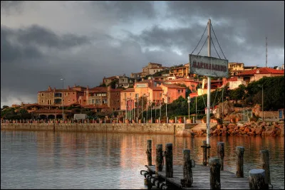 Quelle est cette commune de Sicile, le Saint -Tropez italien, un village-marina financé par le prince milliardaire Karim Aga Khan IV ?