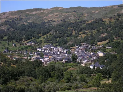 Quelle est cette commune située dans un parc naturel, elle est rattachée à la communauté autonome espagnole de Castille et Léon ?