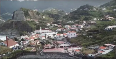 Quelle est cette commune portuaire de l'île de Madère au Portugal, nichée dans des falaises au sein d'une nature sauvage ?