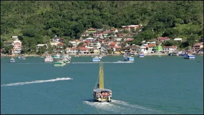 Quelle est cette commune portuaire du sud du Brésil, située sur le littoral de l'État Santa Catarina, un havre de beauté et de quiétude ?
