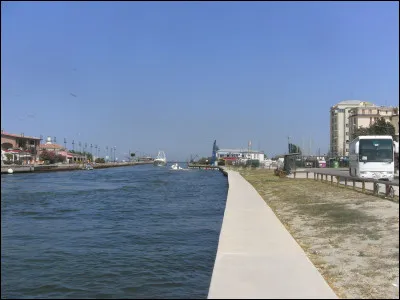 Quelle est cette commune de la province de Ferrare en Italie située sur le littoral de la mer Adriatique, centre balnéaire, port de plaisance et port de pêche ?