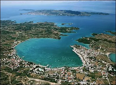 Quelle est cette commune balnéaire grecque du Péloponèse située sur le golfe Argolique ?