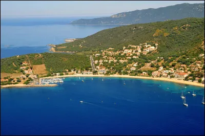 Quelle est cette commune, station balnéaire et port de plaisance de la côte ouest de la Corse ?