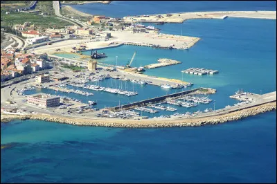 Quelle est cette commune italienne de Sardaigne, un des ports les plus importants d'Italie ?