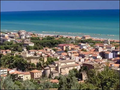 Quelle est cette commune d'Italie centrale, une station thermale et un port de pêche situé sur la bande côtière des Marches ?