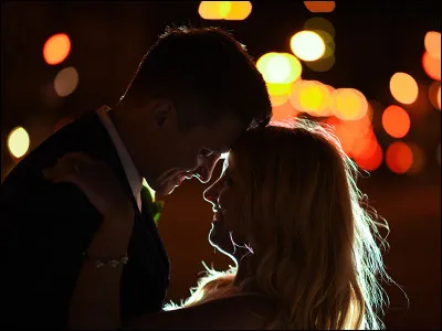 Vous êtes en cours et une fille de votre classe vous a tapé dans l'il. Vous tentez plusieurs rapprochements physiques mais elle ne réagit pas. Que faites-vous ?