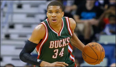 Giannis est né le 6 décembre 1994. En quelle année a-t-il commencé à jouer au basketball ?