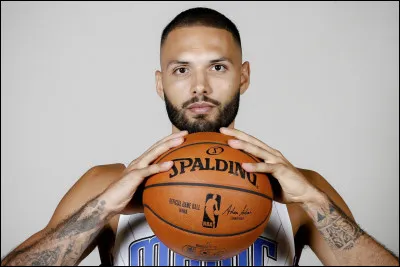 Après être passé par les Celtics de Boston en fin de saison 2020-2021, où signe-t-il un contrat de 4 ans durant l'été 2021 ?