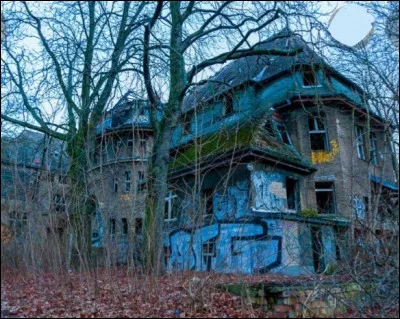 Tu vois une maison abandonnée, tu y vas pour...
