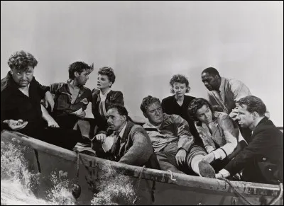 "Lifeboat" est un long-métrage réalisé par Alfred Hitchcock.