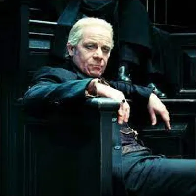 Tue le Mangemort Corban Yaxley :