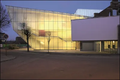 Dans quel pays se trouve le théâtre ''Le Manège'', sachant qu'il est situé à ''Mons'' ?