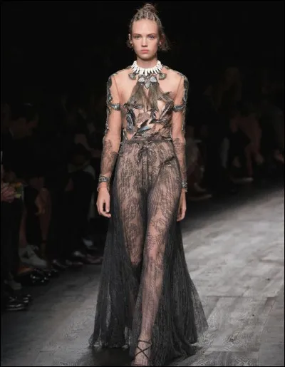 Quel rôle Valentino Garavani occupe-t-il dans l'entreprise jusqu'à sa retraite en 2007 ?