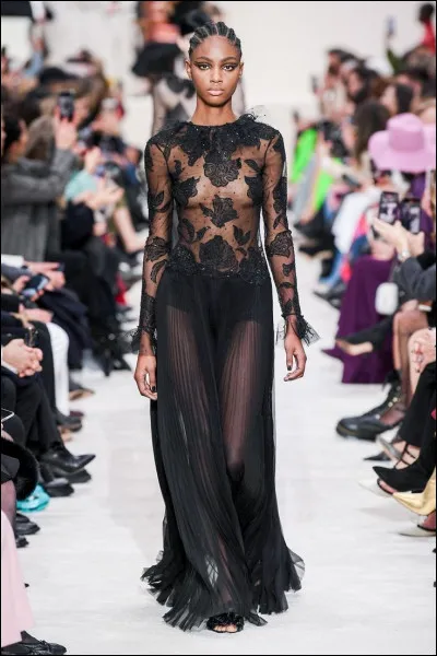 Qui est le directeur artistique actuel de la marque ? (2022)