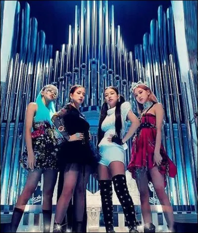 Qui a une robe longue et blanche dans le M/V "Ddu-Du Ddu-Du" ?