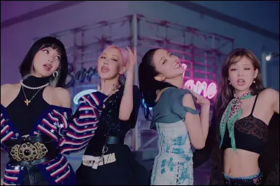 Qui voit-on en dernier dans le M/V "Lovesick Girls" ?