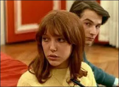 Dans "La chinoise", quelle actrice est Véronique, étudiante en philosophie à l'université de Nanterre ?