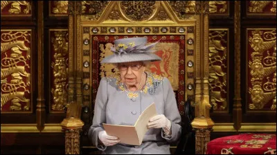 Qu'est-ce qui est considéré comme un signe d'opposition lors d'une conversation avec la reine ?