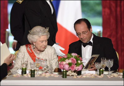 Lors d'un dîner d'Etat présidé par sa majesté, elle décide de se lever pour quitter la table. Que doivent faire les invités autour d'elle ?
