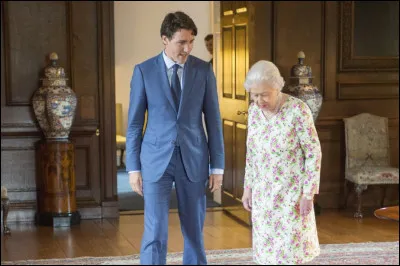 Lorsque lon est invité à Buckingham, que doit-on faire en premier lorsque la reine arrive ?