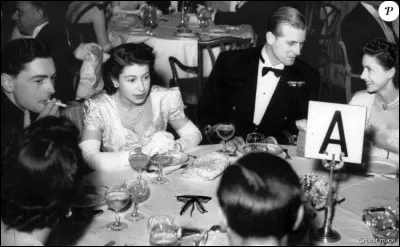 Comment les invités savent-ils qu'ils doivent arrêter de manger lors d'un dîner avec la reine ?