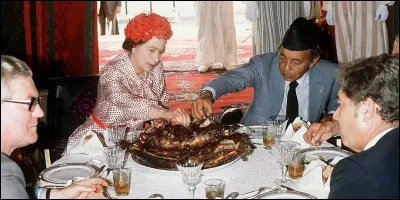 Que devez-vous ne surtout pas faire si vous souhaitez adresser un discours à la reine lors d'un repas ?