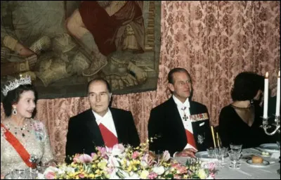 Qu'est-il interdit de manger lors d'un repas officiel avec la reine ?