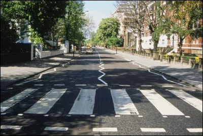 Quel groupe de rock a rendu célèbre dans le monde entier le passage piéton sur Abbey Road ?