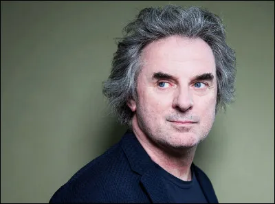 Qui est cet écrivain, auteur du thriller dont le titre est ''Le Passager'' ?