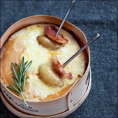 La boîte chaude pour vous réchauffer ! Prévoyez des pommes de terre, des saucisses de Morteau ou autres charcuteries, un bon vin blanc ou jaune du Jura et LE fromage à cuire au four, dans sa boîte.
Quel est ce fromage du Haut-Doubs qui peut être cuit dans sa boite en épicéa avant de passer à table ?