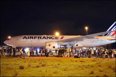 Depuis 2019, Air France rebaptise ses avions du nom dune ville. Le 19 décembre 2022, lendemain de la finale de la Coupe du monde de football au Qatar, les Bleus sont revenus à bord dun Boeing 777 baptisé...
(Ne visez pas le sud de la France !)