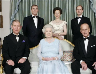 Quel fils de la reine Élisabeth II est devenu roi ?