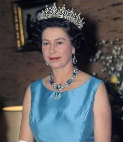 Ensuite, je me suis doucement retournée et j'ai __, suivant mon ange gardien, qui veillait sur moi depuis plus d'un demi-siècle.